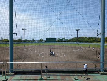 野球場で野球をしている生徒たち