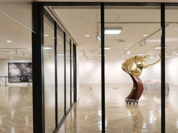 1つの平面作品と2つの立体作品が飾られている