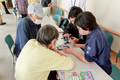 福祉まつりで開催された、スマホよろず相談会の様子