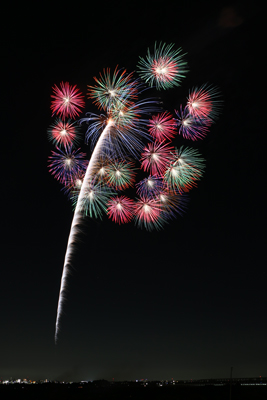 色とりどりの小さな花火が夜空を彩る