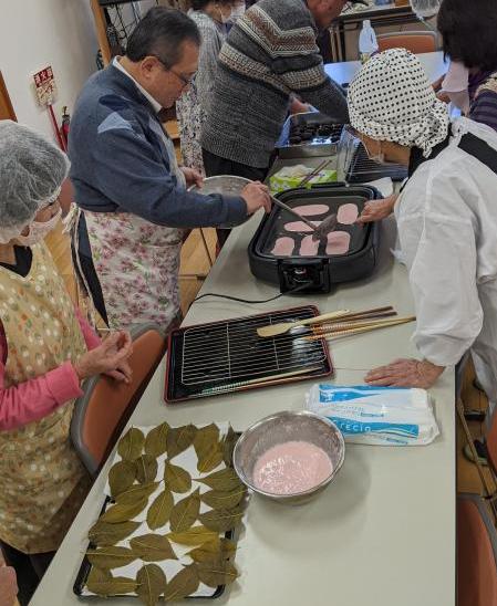 参加者が机に設置したホットプレートに生地を流し込む様子