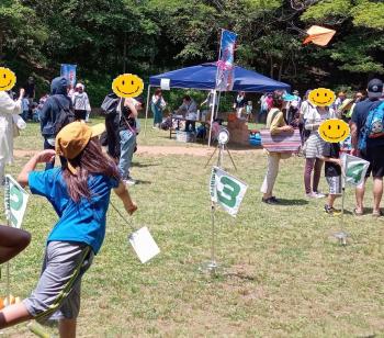 紙飛行機を飛ばしている様子