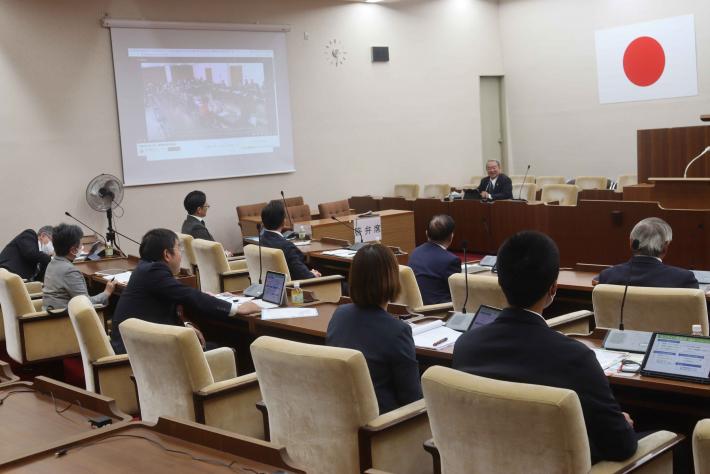 千葉県富里市議が取手市議会議場で説明を受けている様子