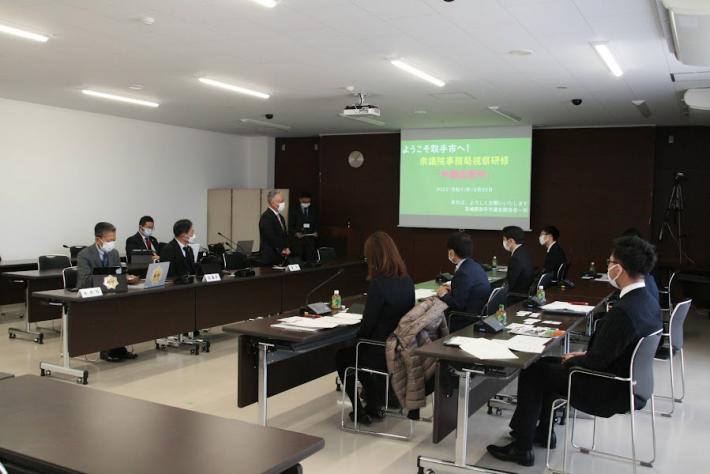 衆議院議員事務局視察研修冒頭の取手市議会金澤議長の挨拶の写真