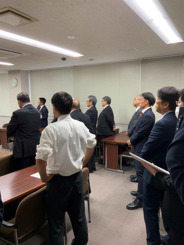 千葉県君津市議会の議員らがオンラインでの配信の現場を見ながら説明を受けている様子