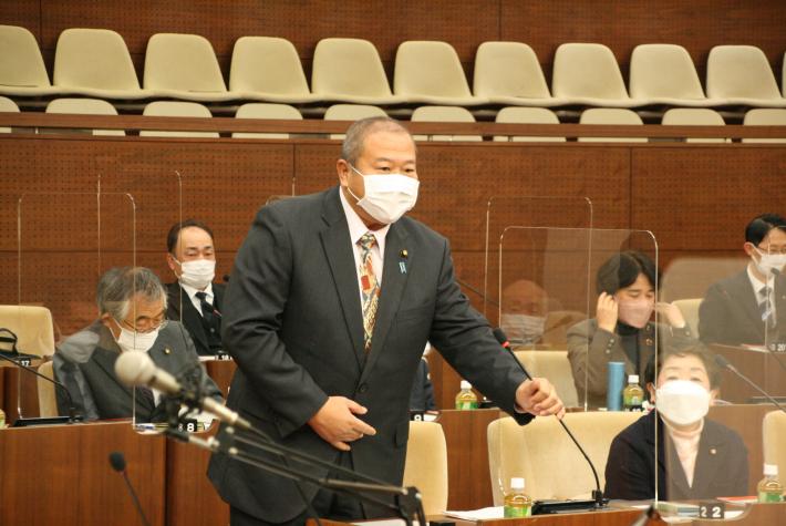 幸手市議会の男性の代表者が冒頭あいさつをしている