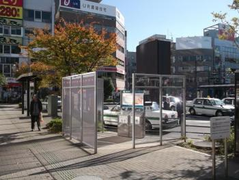 取手駅東口の駅前ロータリーに透明のパーティションが設置されている。