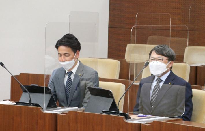 新人議員2名が並んで議席に座っている