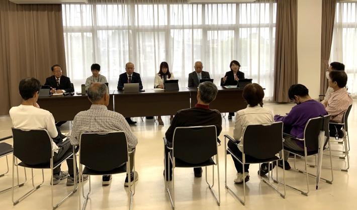 大会議室において参加議員と市民が椅子に座って意見交換をしている