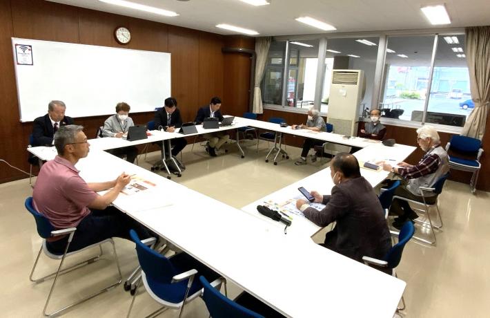 藤代公民館の会議室で議員と市民が座って意見交換をしている