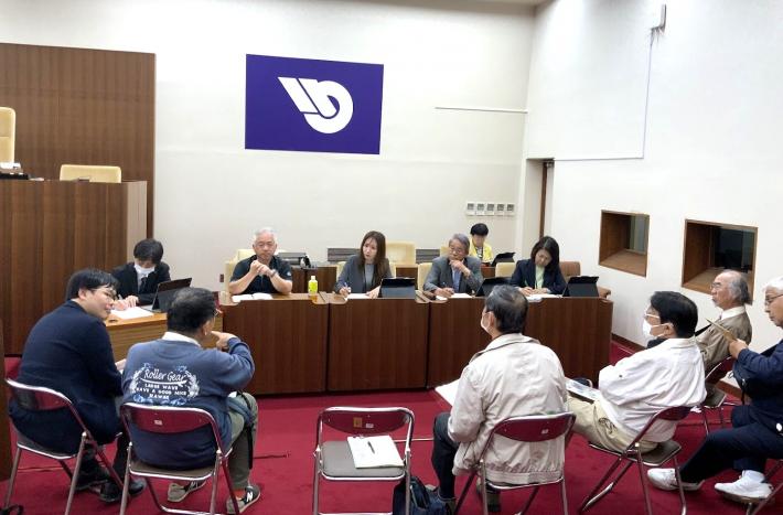 議場において議員と市民が座って意見交換をしている