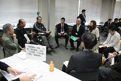 車座になって建設経済常任委員と市民計11人が着席。グループで意見交換をしている。