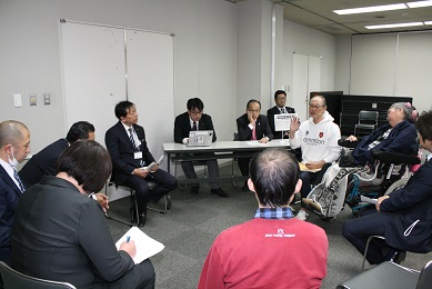 車座になって福祉厚生常任委員と市民が座っている。グループで意見交換をしている。車いすの男性が意見を述べている写真