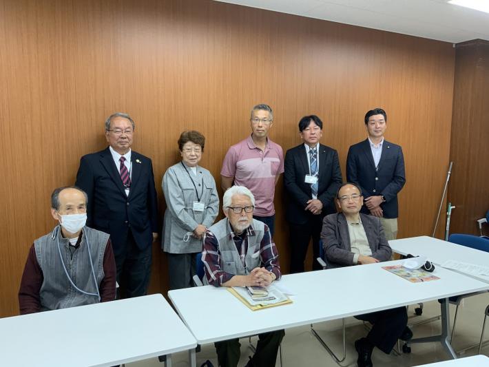 藤代公民館の会議室で男女が集合している
