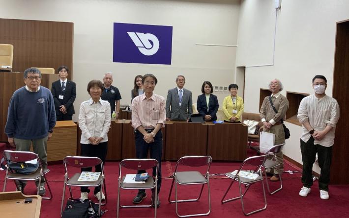 議場で男女が立っている