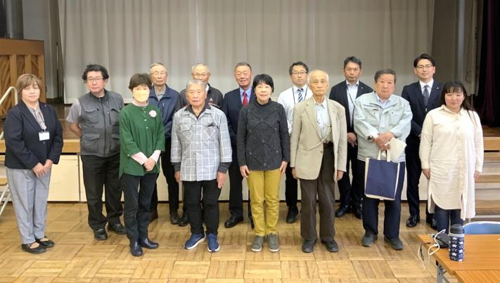 戸頭公民館の会議室で男女が横一列に立っている