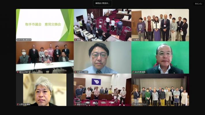 各会場の集合写真をオンラインでつないだ画像