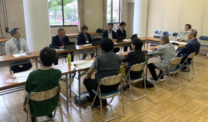 戸頭公民館の会議室で議員と市民が座って意見交換をしている