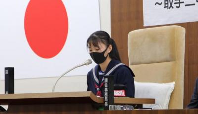 議長席で議事を進行する女性生徒議長(浦野さん)。