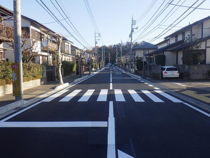 白線が綺麗に引かれている。中央に横断歩道がある。