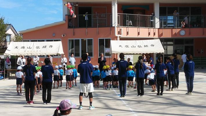 白山幼稚園園庭で園児と先生達を前に挨拶をする市長