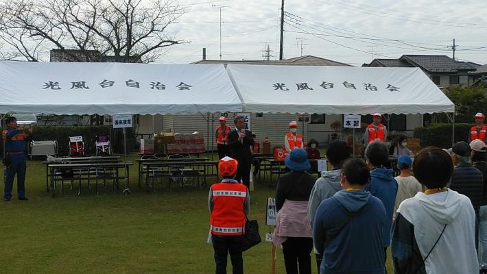 芝生の広場で挨拶をする市長