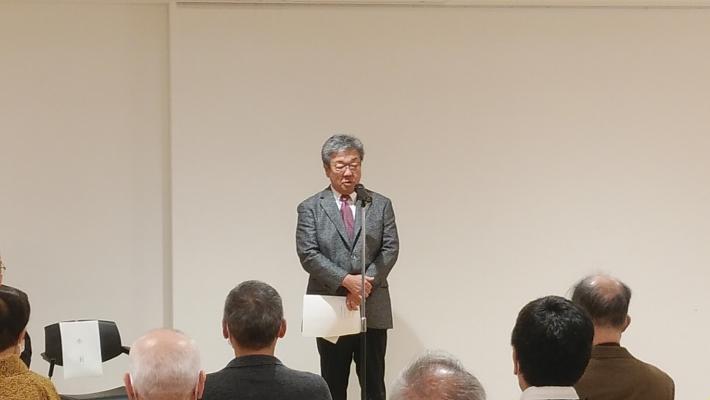 グレーのスーツを着た市長が参加者へ挨拶をしている