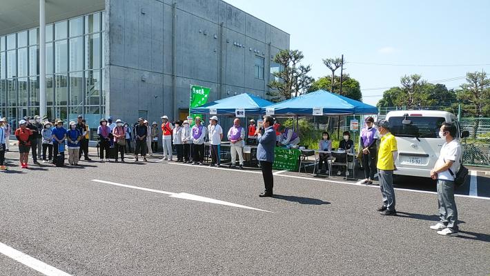 ふれあいウォーキング開会式で市長が参加者にあいさつをしている