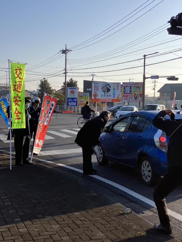 車の中の人に窓越しに声をかける男性