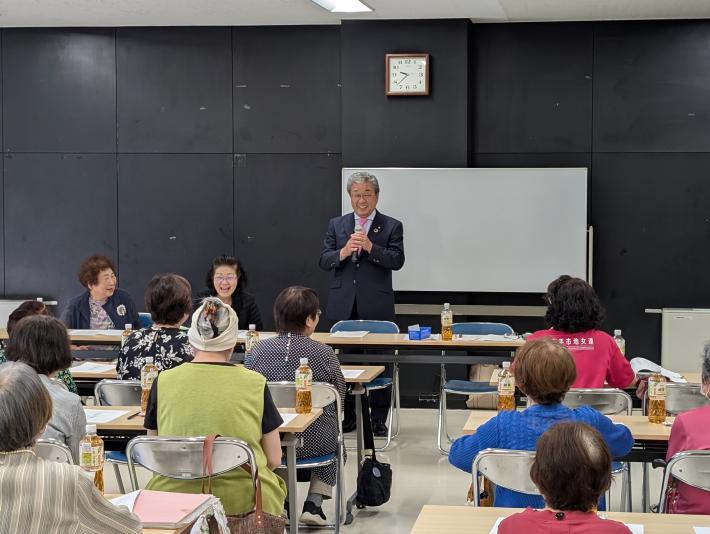 総会にて市民の前で挨拶をする市長