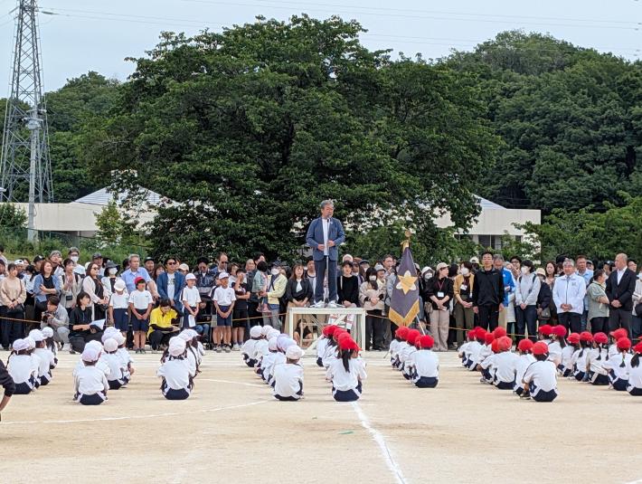 運動会にて児童の前で挨拶をする市長