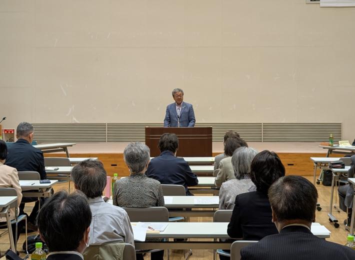 着座の参加者に向けて挨拶を行う市長