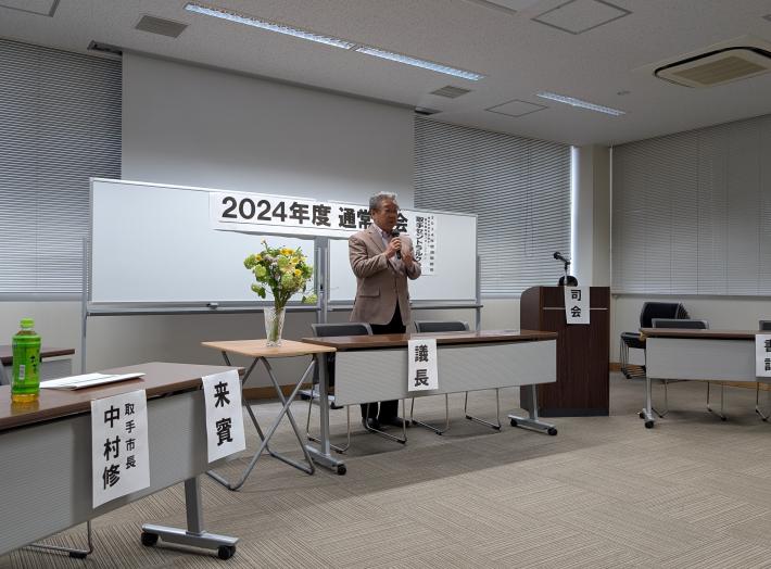議長席にて挨拶をする市長