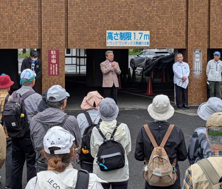 ウォーキング参加者の前で挨拶を行う市長
