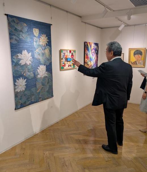 展覧会に参加する市長