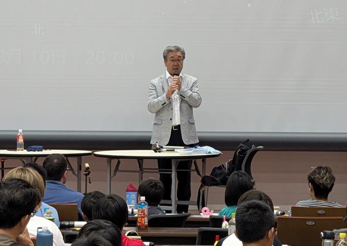 市民の前で挨拶をする市長
