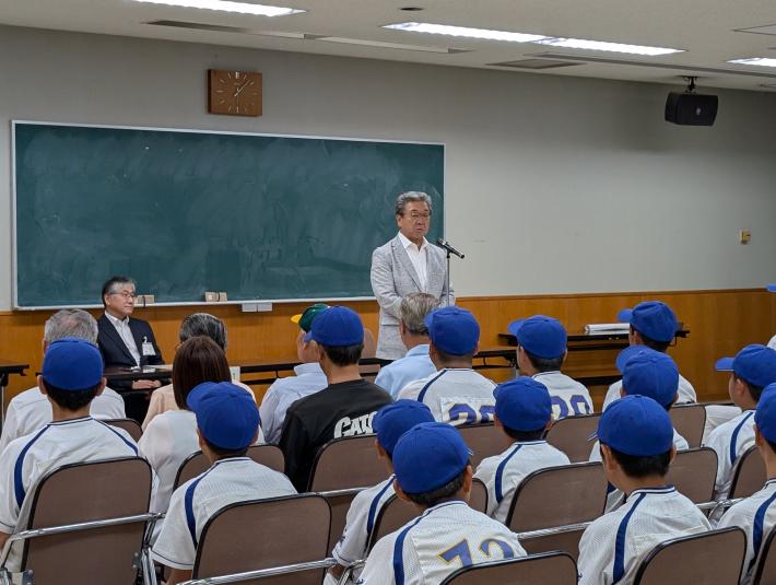 少年野球チームの前で挨拶をする市長