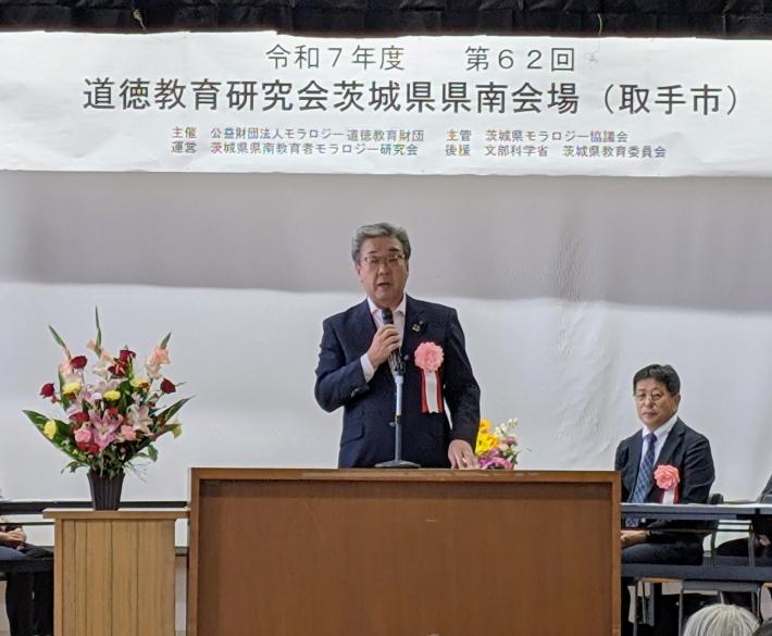 市民の前で挨拶をする市長