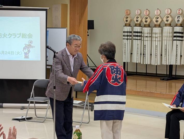 取手市婦人防火クラブ前会長に感謝状を贈呈する市長