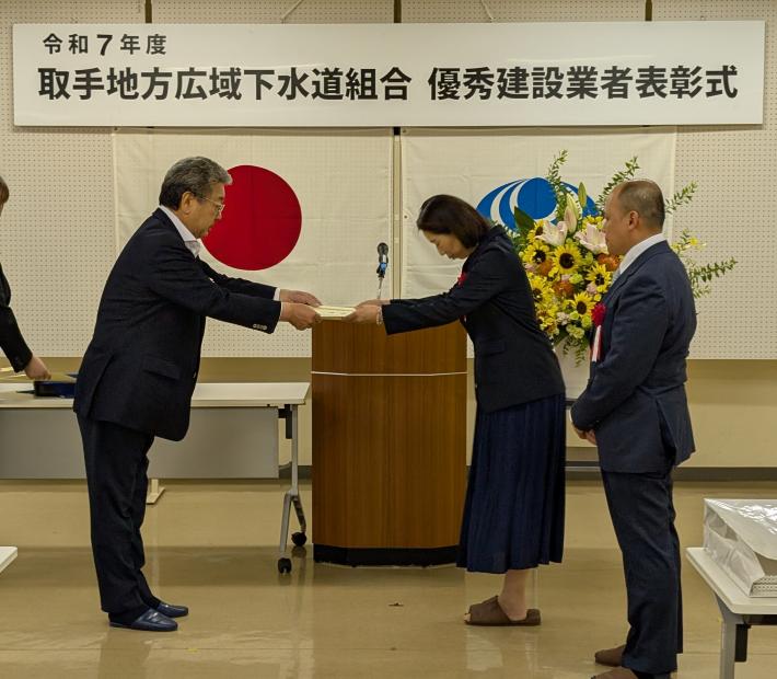 表彰を行う市長