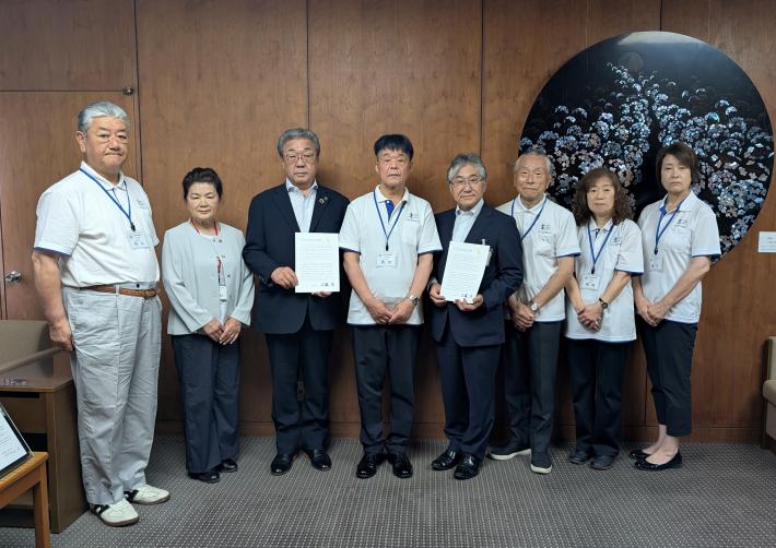 取手地区保護司会のかたがたと写真を撮る市長