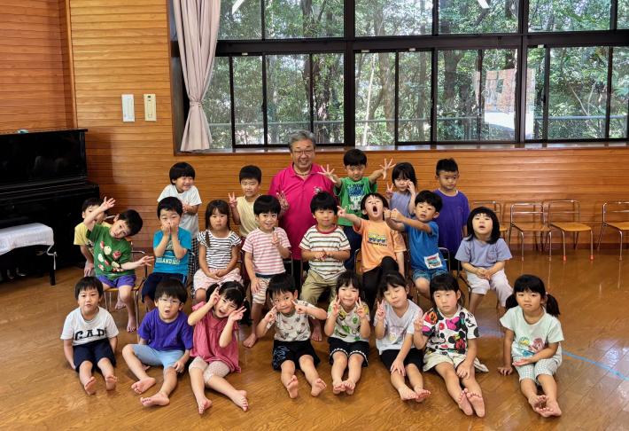 保育所にて児童と交流する市長