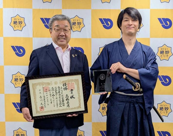 居合道の選手と写真を撮る市長