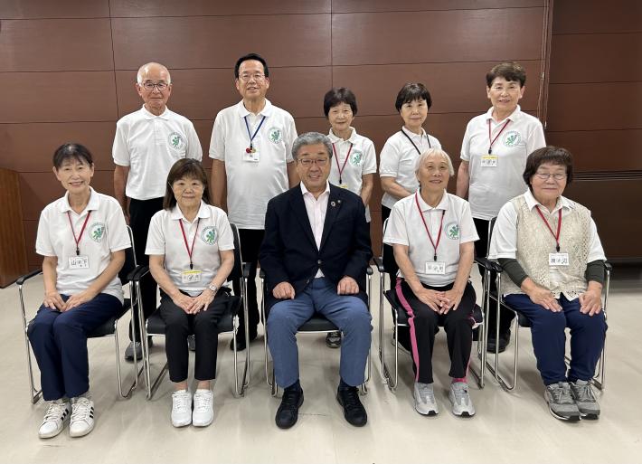 シルバーリハビリ体操指導士と集合写真を撮る市長