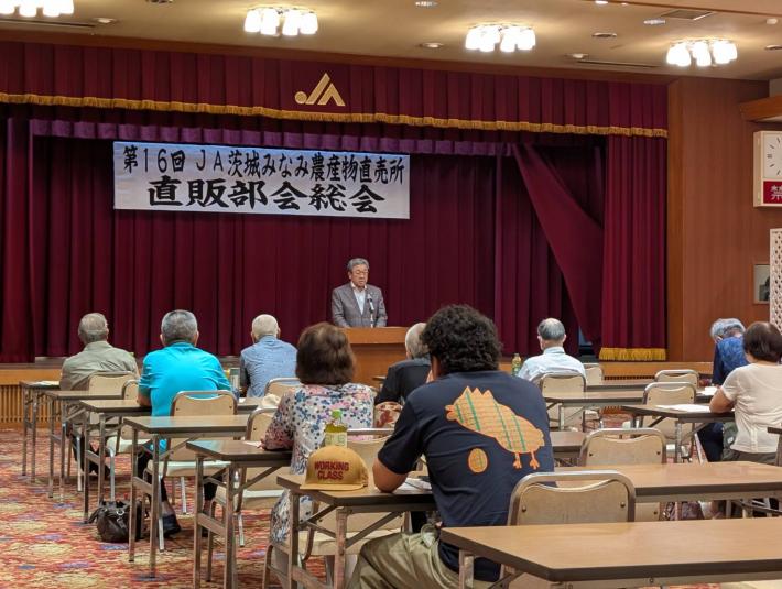 ステージ上であいさつをする市長