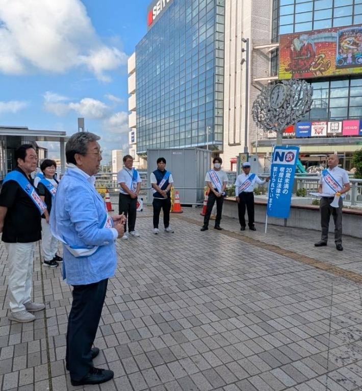取手駅前で街頭キャンペーンを行う市長