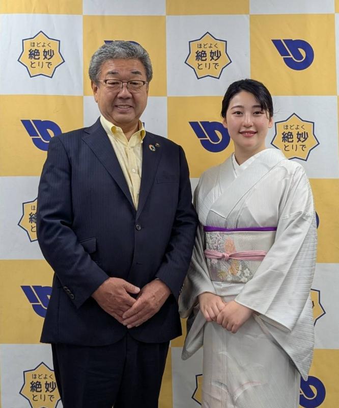 邦楽コンクール受賞者と写真を撮る市長