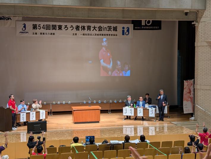 市民の前で手話を交えてあいさつをする市長