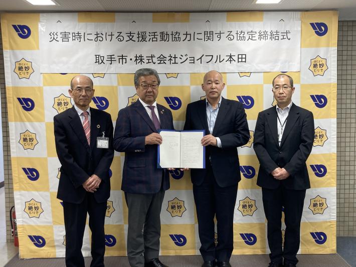 集合写真を撮影する市長ほか3名