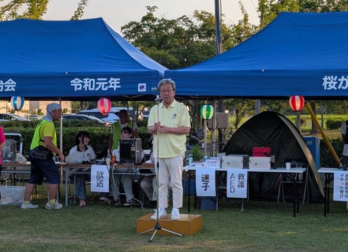 夏祭りにて挨拶をする市長